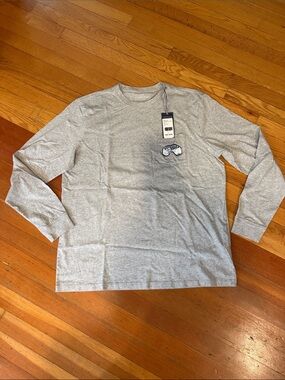 Vineyard Vines Men's Long Sleeve Tee in Heather Gray with Chest Whale Patch